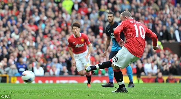 Rooney hoàn tất cú hat-trick từ chấm 11m.